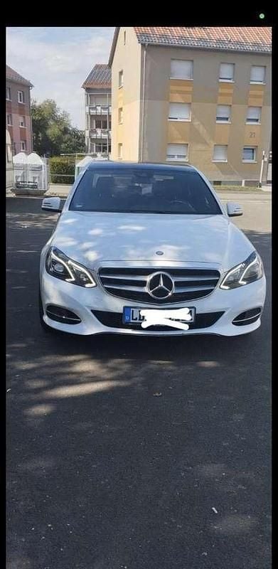 Gebraucht Mercedes E220 Avantgarde 170 PS (125 kW) 2015 Weiß Limousine