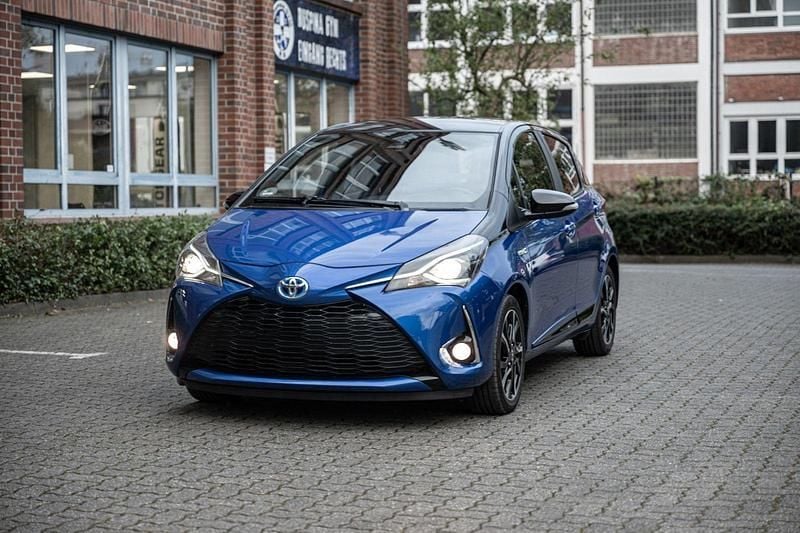 Blau Gebraucht 2018 Toyota Yaris Hybrid Style Kleinwagen | 12.490 € (Guter Preis) - Bild 1/4