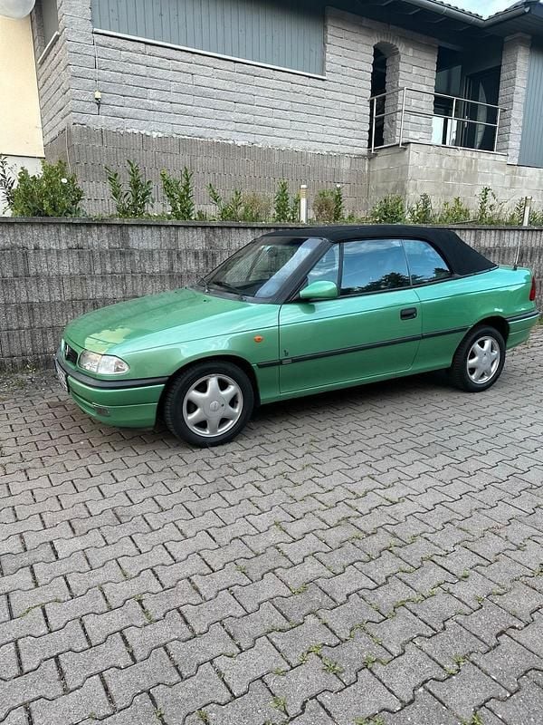 Grün Gebraucht 1997 Opel Astra Cabriolet Cabrio | 2.300 € (Fairer Preis) - Bild 1/4
