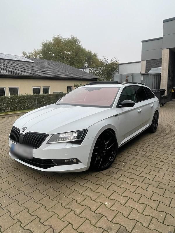 Weiß Gebraucht 2018 Skoda Superb SportLine Kombi | 21.800 € (Guter Preis) - Bild 1/4