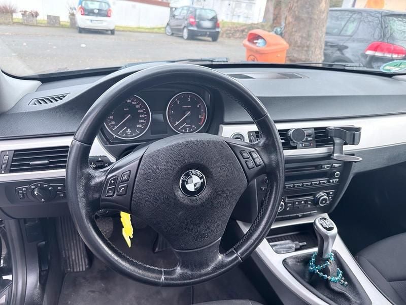 Gebraucht BMW 330 245 PS (180 kW) 2011 Schwarz Limousine