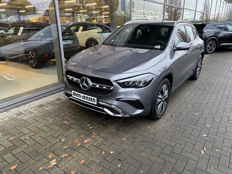 Mountaingrau metallic Gebraucht 2025 Mercedes GLA200 Advanced SUV | 38.995 € (Guter Preis) - Bild 1/4