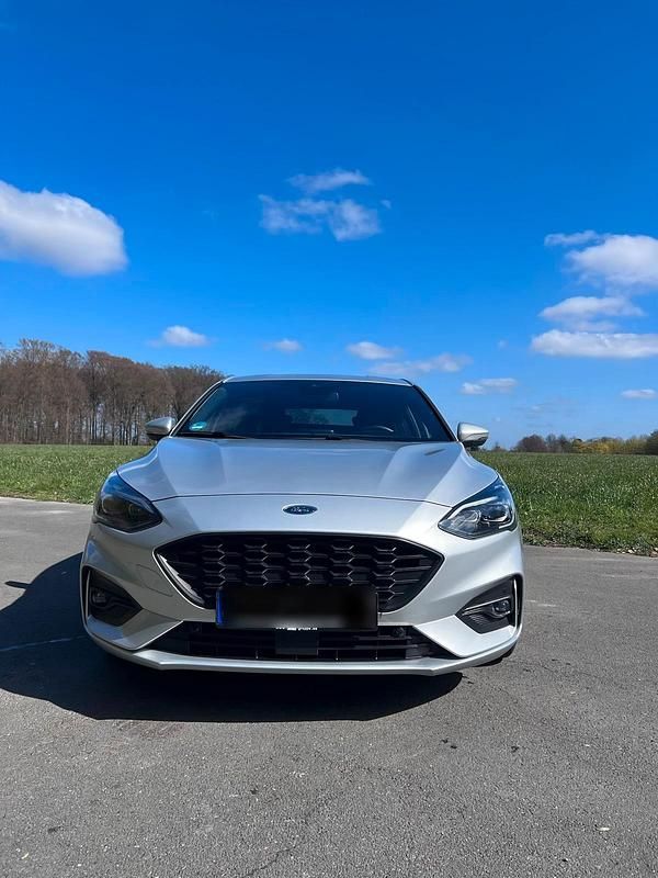 Używany Ford Focus ST-Line 125 KM (91 kW) 2020 Srebrny Sedan/Limuzyna