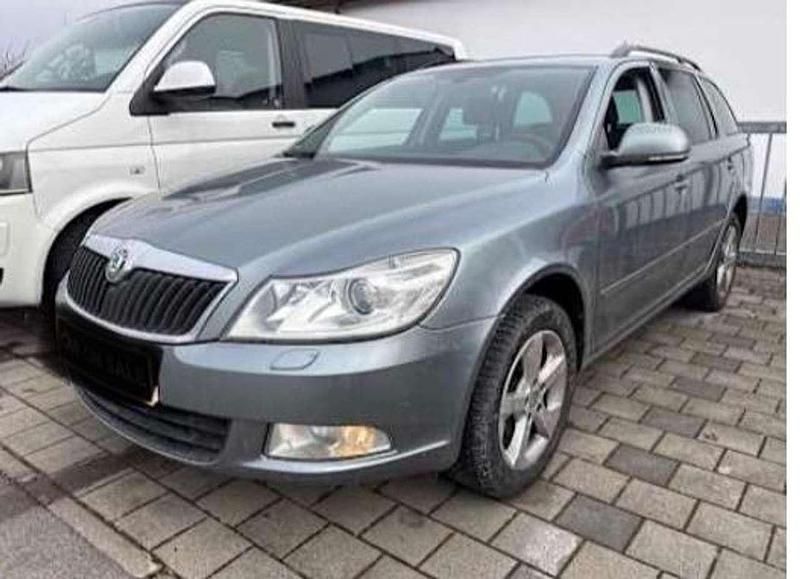 Grau Gebraucht 2012 Skoda Octavia Ambition Kombi | 5.990 € - Bild 1/4