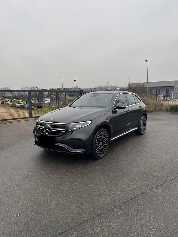 Grau Gebraucht 2020 Mercedes EQC400 SUV | 40.900 € (Teuer) - Bild 1/4