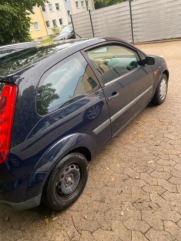 Gebraucht Ford Fiesta 60 PS (44 kW) 2006 Blau Kleinwagen