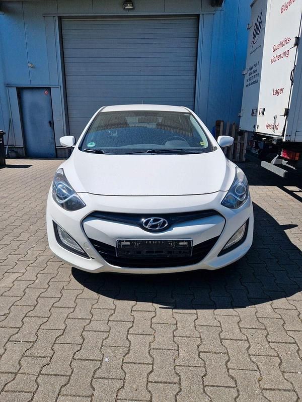 Weiß Gebraucht 2012 Hyundai i30 Limousine | 4.700 € (Fairer Preis) - Bild 1/4