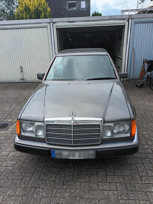 Grau Gebraucht 1990 Mercedes E230 Limousine | 7.000 € - Bild 1/4