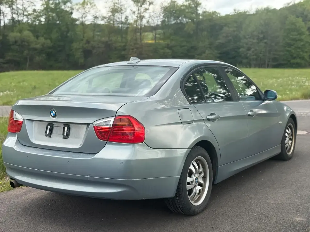 Gebraucht BMW 318 129 PS (94 kW) 2006 Grau Limousine