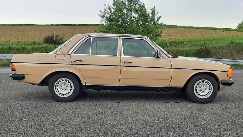 Gebraucht Mercedes 300 88 PS (64 kW) 1983 Beige Limousine