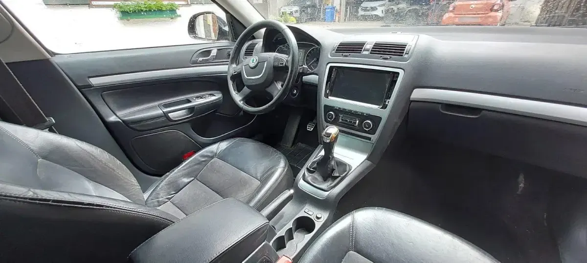 Gebraucht Skoda Octavia Scout 145 PS (106 kW) 2012 Schwarz Kombi
