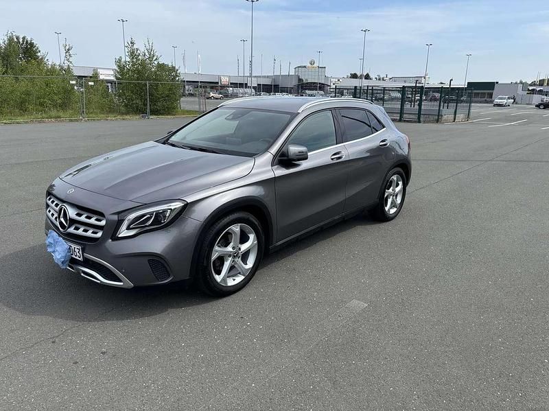 Grau Gebraucht 2018 Mercedes GLA180 SUV | 23.450 € (Teuer) - Bild 1/4