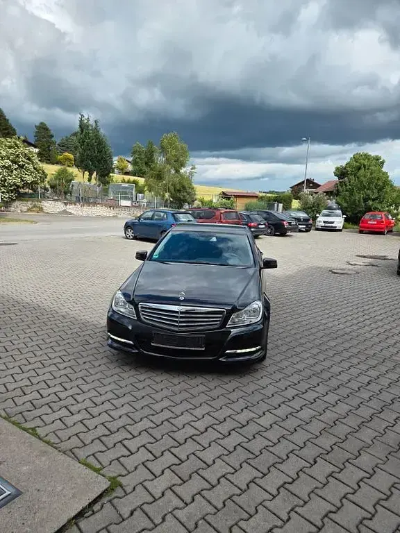 Gebraucht Mercedes C180 156 PS (114 kW) 2013 Obsidianschwarz (metallic) Limousine