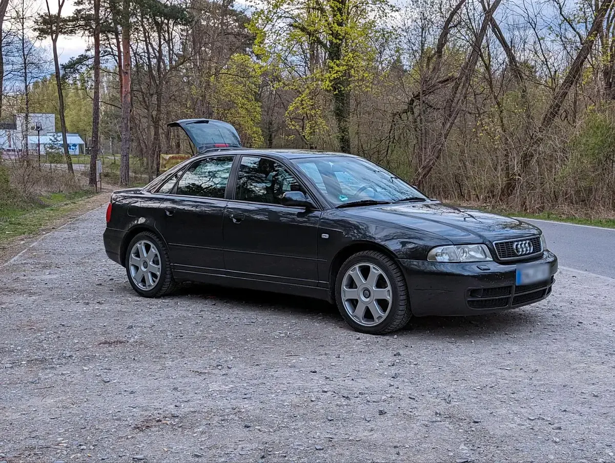 Używany Audi S4 269 KM (197 kW) 1999 Czarny Sedan/Limuzyna