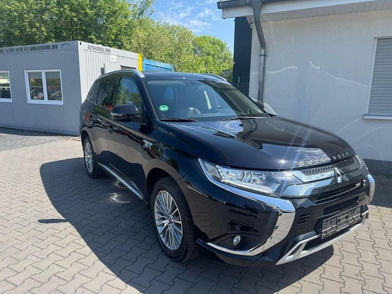 Schwarz Gebraucht 2021 Mitsubishi Outlander P-HEV Basis SUV | 19.990 € (Superpreis) - Bild 1/4