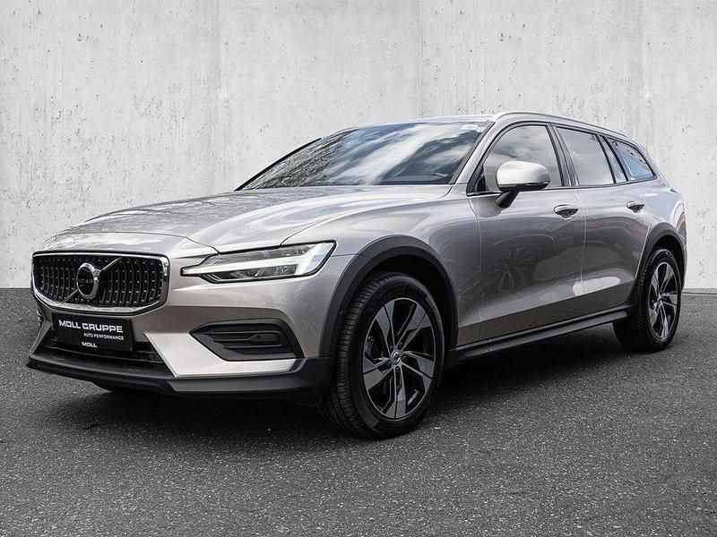Gebraucht Volvo V60 CC Plus 197 PS (144 kW) 2023 Bright dusk / metallic Kombi