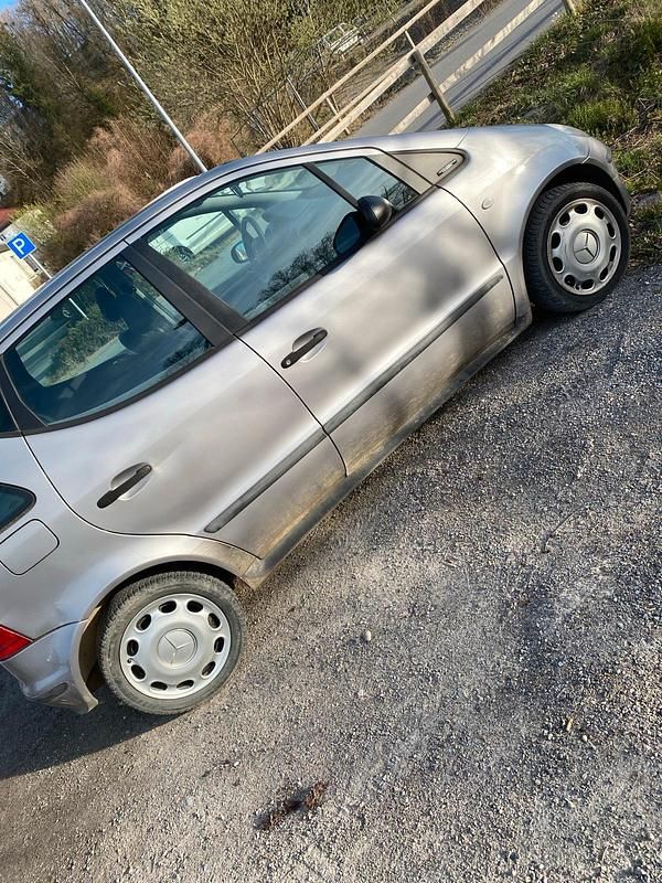 Usado Mercedes A140 82 HP (60 kW) 1999 Prateado Sedan