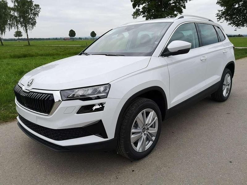 Nevadaweiß metallic Neu 2025 Skoda Karoq Selection SUV | 39.290 € (Fairer Preis) - Bild 1/4