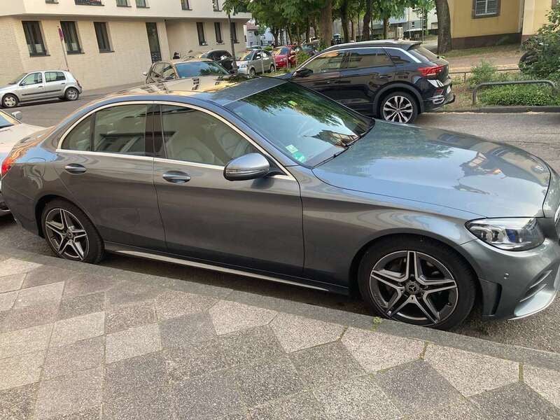 Grau Gebraucht 2020 Mercedes C220 AMG line Limousine | 23.900 € (Superpreis) - Bild 1/4