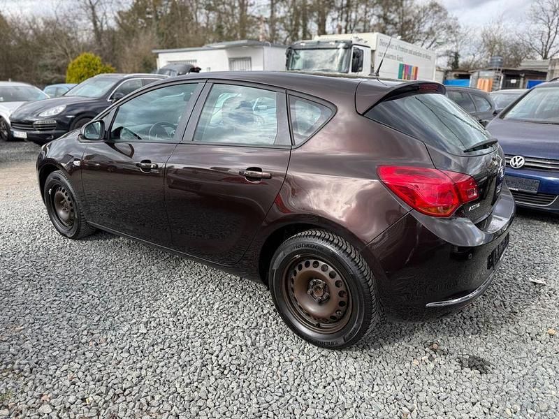 Gebraucht Opel Astra Edition 120 PS (88 kW) 2012 Braun Limousine