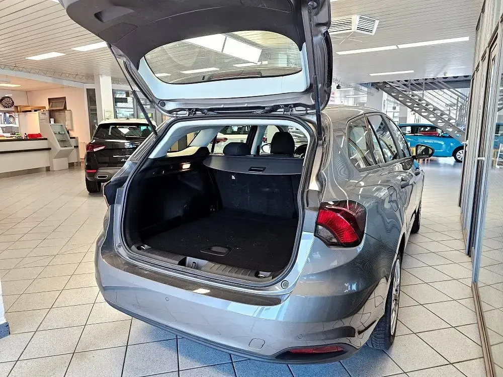 Usado Fiat Tipo 120 CV (88 kW) 2019 Gris Familiar