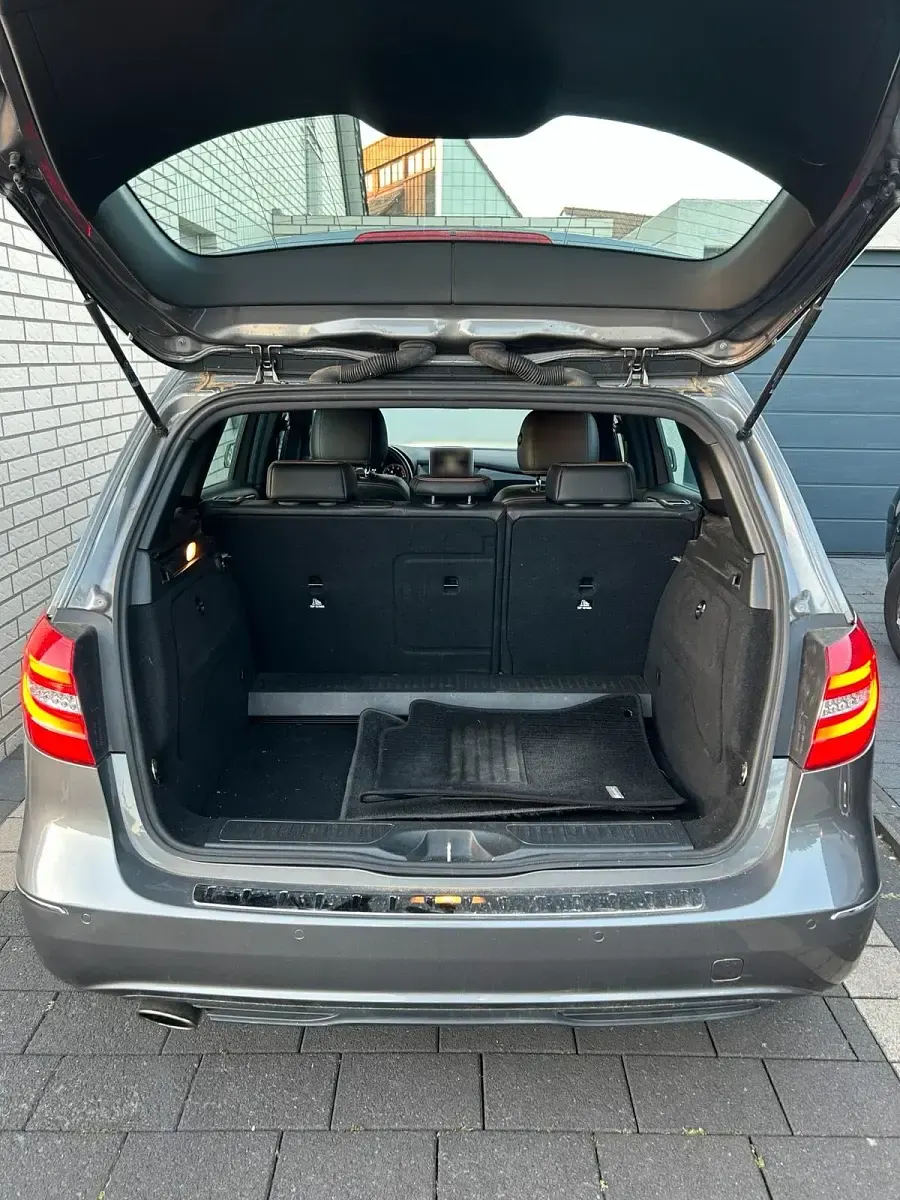 Gebraucht Mercedes B180 122 PS (89 kW) 2011 Grau Van / Kleinbus