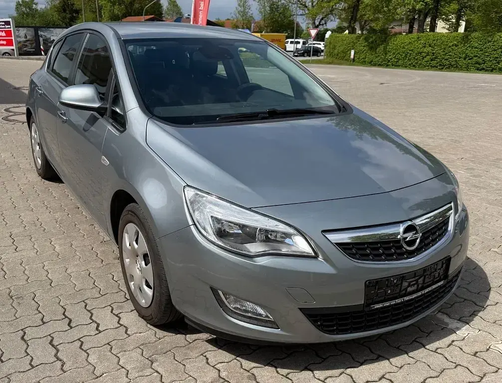 Occasion Opel Astra Edition 116 ch (85 kW) 2011 Argent Berline