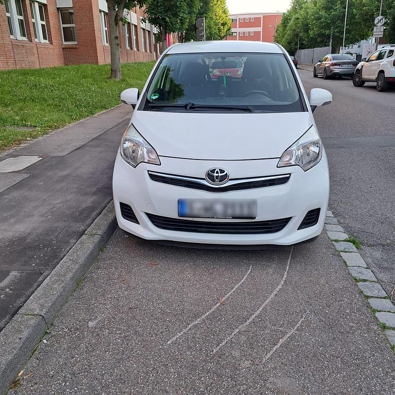 Weiß Gebraucht 2013 Toyota Verso-S Van / Kleinbus | 4.650 € (Fairer Preis) - Bild 1/4