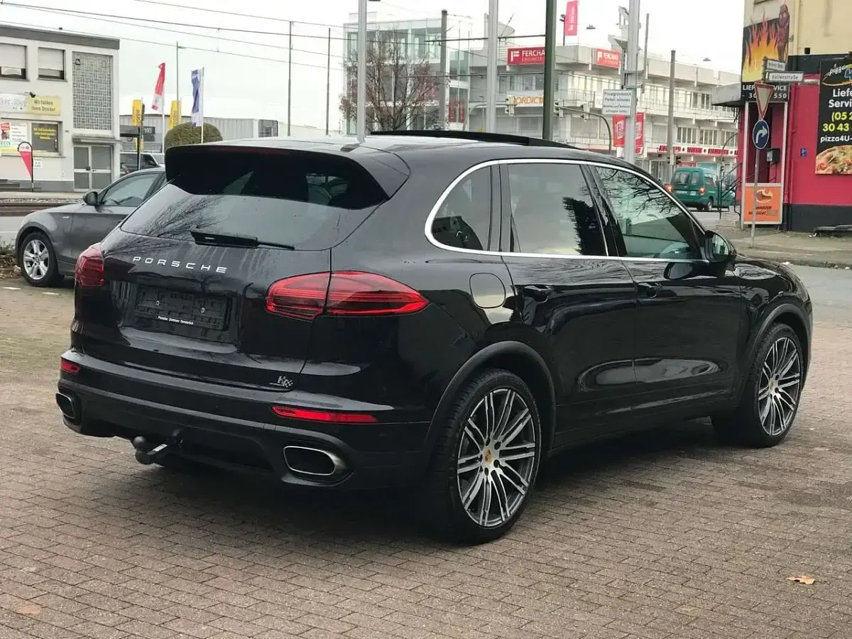 Gebraucht Porsche Cayenne Turbo 262 PS (192 kW) 2015 Tiefschwarz SUV