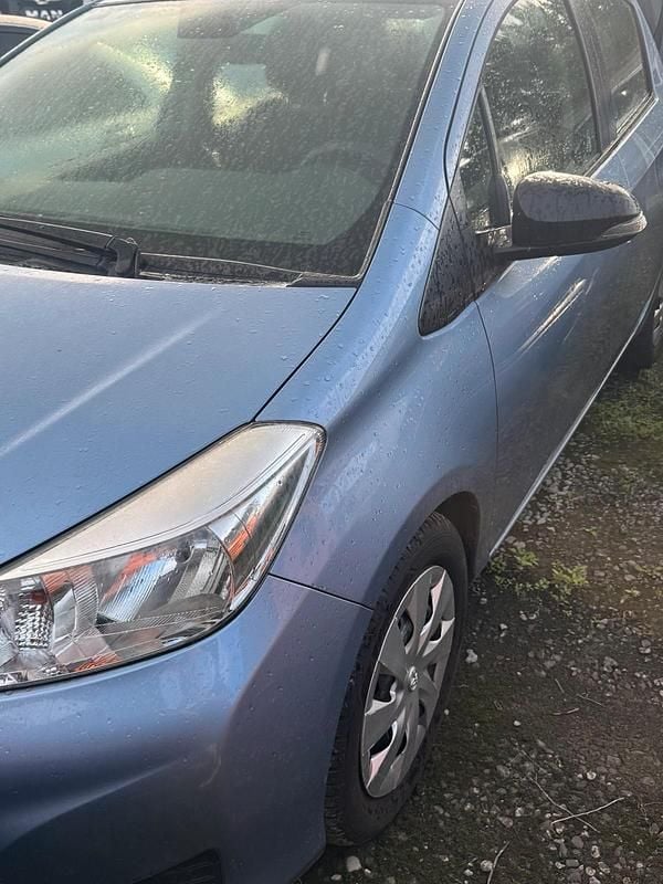 Blau Gebraucht 2012 Toyota Yaris Limousine | 4.100 € (Etwas zu teuer) - Bild 1/4