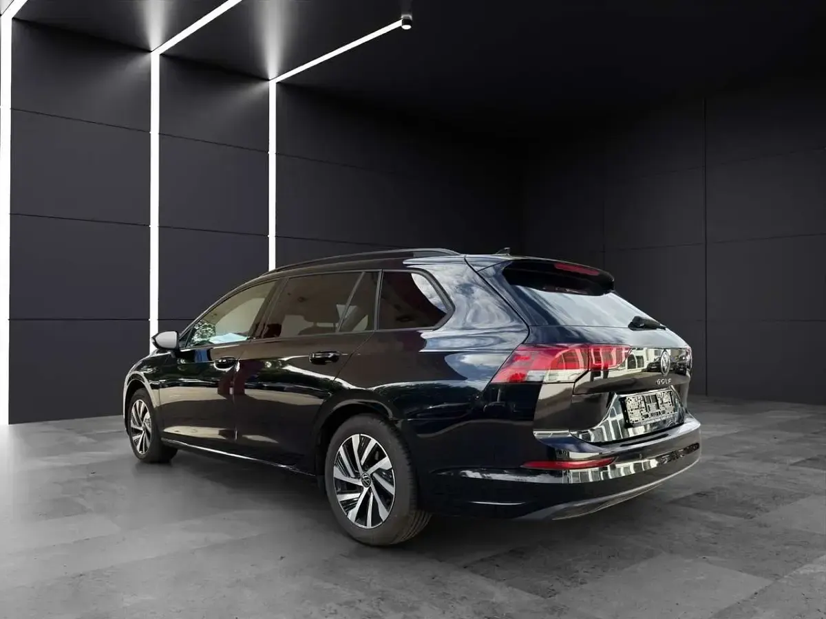 Gebraucht VW Golf VIII Life 150 PS (110 kW) 2023 Deep black perleffekt Kombi
