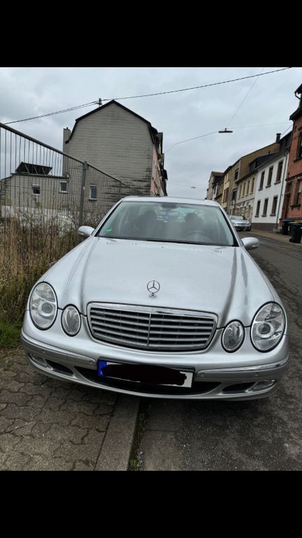 Silber Gebraucht 2004 Mercedes E320 Classic Limousine | 3.500 € (Guter Preis) - Bild 1/4