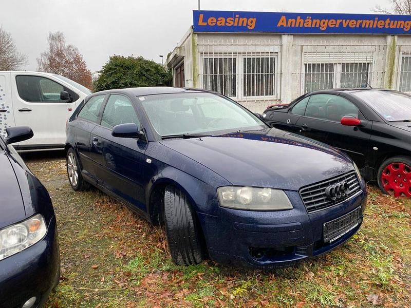 Moroblau (metallic) Gebraucht 2005 Audi A3 Attraction Limousine | 1.190 € (Superpreis) - Bild 1/4