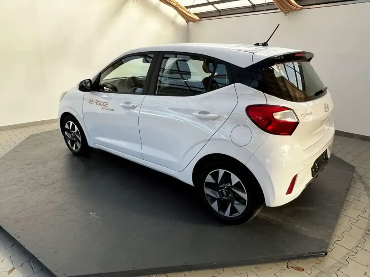 Gebraucht Hyundai i10 Select 63 PS (46 kW) 2025 Atlas white / sol Kleinwagen