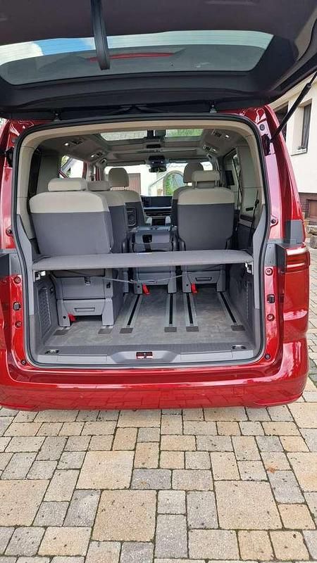 Gebraucht VW Multivan Life 150 PS (110 kW) 2024 Rot Van
