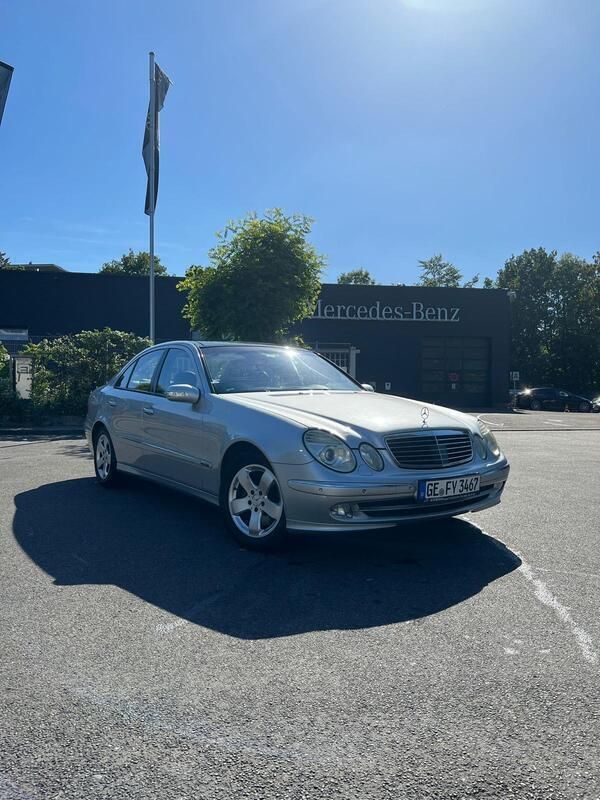 Grau Gebraucht 2002 Mercedes E320 Limousine | 4.499 € (Etwas zu teuer) - Bild 1/4