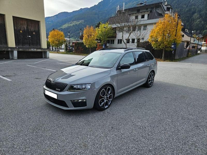 Grau Gebraucht 2016 Skoda Octavia RS Kombi | 17.300 € (Fairer Preis) - Bild 1/4