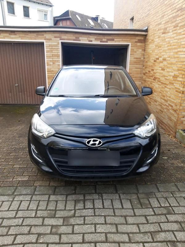 Gebraucht Hyundai i20 85 PS (62 kW) 2013 Schwarz Kleinwagen