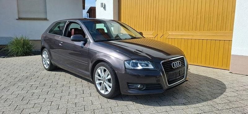 Grau Gebraucht 2011 Audi A3 Ambition Limousine | 3.799 € (Superpreis) - Bild 1/4