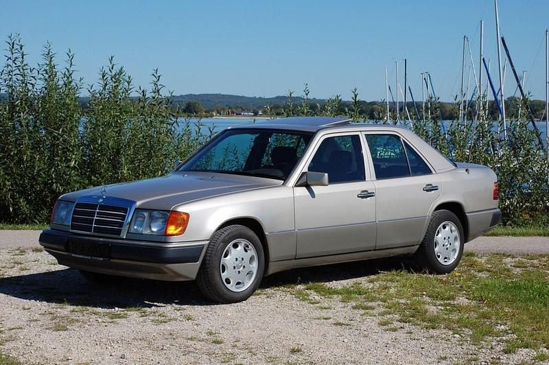 Silber Gebraucht 1992 Mercedes E230 Limousine | 7.950 € - Bild 1/4