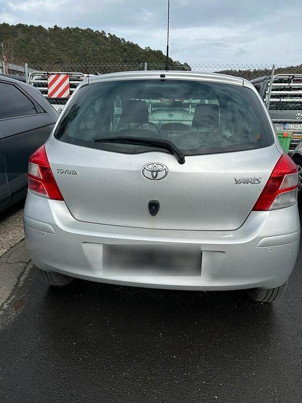 Gebraucht Toyota Yaris 99 PS (72 kW) 2011 Grau Kleinwagen