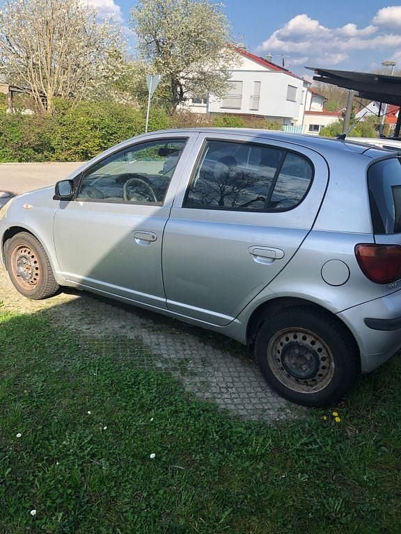 Usado Toyota Yaris 65 HP (47 kW) 2003 Prateado Sedan