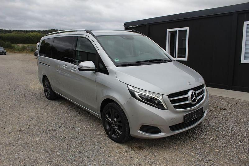 Silber Gebraucht 2018 Mercedes V220 Edition Van / Kleinbus | 35.900 € (Fairer Preis) - Bild 1/4