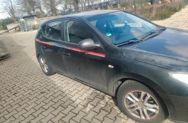 Gebraucht Hyundai i30 109 PS (80 kW) 2010 Schwarz Kleinwagen