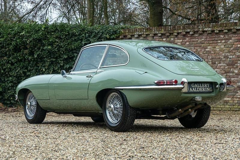 Second-hand Jaguar E-Type 265 CP (194 kW) 1967 Verde Coupe