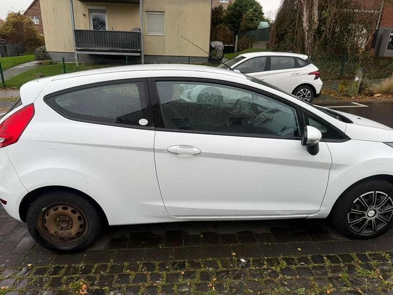Gebraucht Ford Fiesta Ambiente 60 PS (44 kW) 2011 Weiß Limousine