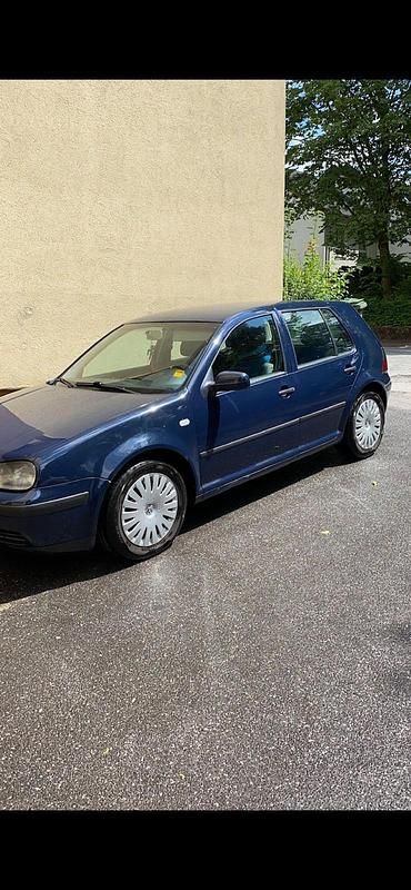 Blau Gebraucht 2000 VW Golf IV Limousine | 700 € - Bild 1/4
