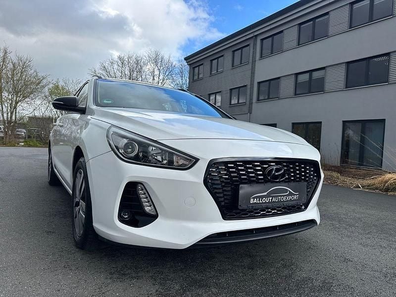 Gebraucht Hyundai i30 140 PS (102 kW) 2017 Weiß Limousine