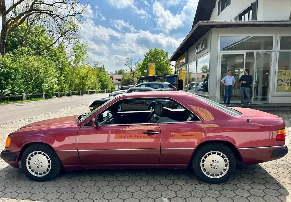Second-hand Mercedes E300 220 CP (161 kW) 1990 Roșu Coupe