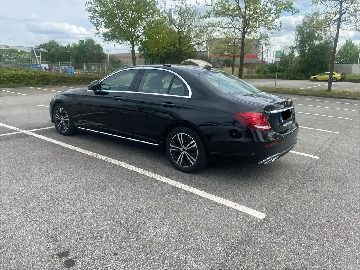 Gebraucht Mercedes E220 194 PS (142 kW) 2019 Schwarz Limousine